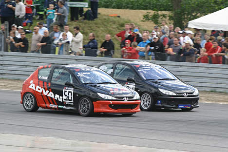 Kurt Thiim på vej op genne feltet i hans Peugeot 206 racer.
(Foto: John Jensen - DMKA)